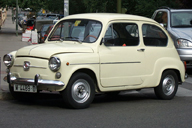 Seat 600 de color blanco, circulando por una calle.