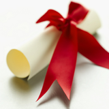 Diploma de papel rugoso amarillento, enrollado y atado con un lazo de color rojo.