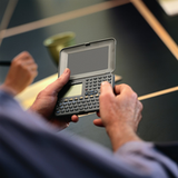 Unas manos utilizando una calculadora como descripción de los operadores aritméticos del apartado.