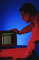 Un hombre de mediana edad consulta la información que aparece en la pantalla de un ordenador de sobremesa.