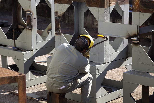 Soldador usando equipos de protección individual