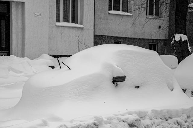 Coche bajo la nieve