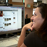 Mujer trabajando en el ordenador