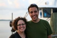 Primer plano de nuestro personaje con su pareja en la costa