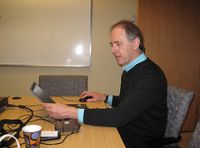 Félix trabajando en su despacho.