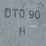 Pared de hormigon en la que aparece escrito DTD 90 H