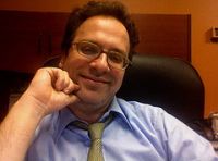 Primer plano de Juan en su despacho.