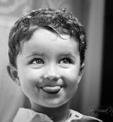 Primer plano de un niño con expresión traviesa y sacando la lengua. 