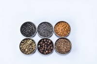 Seis cajitas circulares de igual tamaño con comida.