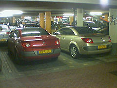 Imagen de dos coches en un garaje. 