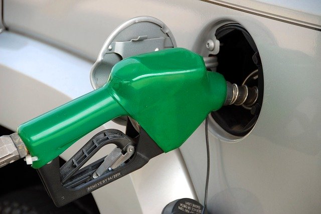 Repostaje de combustible de un vehículo