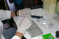 Fotografía en la que se ve una persona manipulando productos con guantes de látex.