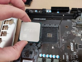 La CPU va a ser colocada en su zócalo, de tipo ZIF