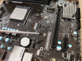 Se coloca el separador de fijación M.2 en el hueco adecuado