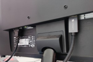 Monitor conectado mediante DisplayPort y alimentación