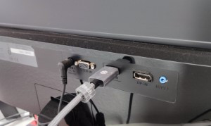 Monitor conectado mediante HDMI y alimentación