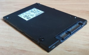 Se muestra un SSD de tipo SATA de 2'5 pulgadas por abajo
