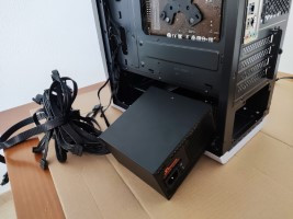 Fuente de alimentación siendo deslizada dentro de la carcasa