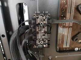 Placa controladora fijada a la parte trasera de la carcasa