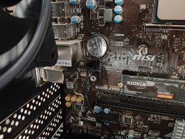 Controladora de ventiladores conectada a la placa base