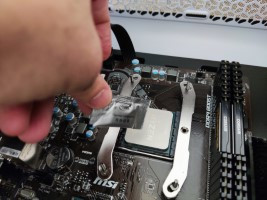 Aplicando pasta térmica a la CPU