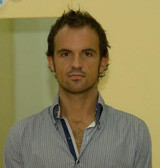 Técnico Superior en Desarrollo de Aplicaciones Informáticas, hace 4 años terminó el ciclo y necesita actualizarse, su trabajo principal consiste en desarrollar aplicaciones web e instalar servicios de Internet.