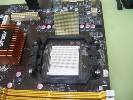 Muestra un zócalo del tipo ZIF y un procesador preparado para su inserción.