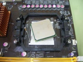  Muestra un zócalo del tipo ZIF y un procesador presentado sobre él.