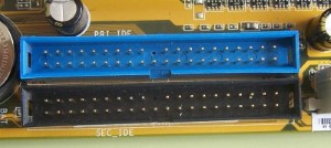 Muestra dos conectores de tipo IDE; el primario y el secundario.