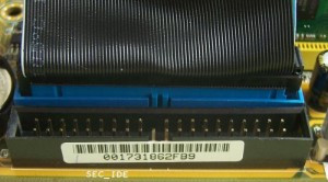 Muestra dos conectores de tipo IDE; el primario y el secundario. Y un cable conectado en el primario.