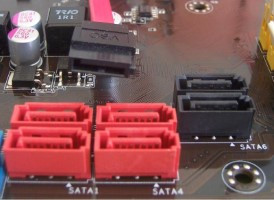 Muestra cuatro conectores SATA y un cable con un conector de tipo SATA