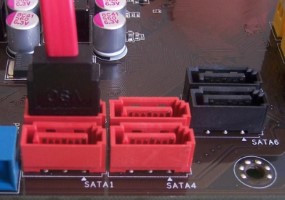 Muestra cuatro conectores SATA y un cable con un conector de tipo SATA insertado en uno de los conectores.