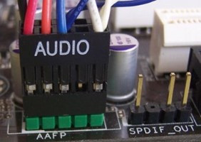 Se muestra el conector de los cables que vienen del frontal insertado en el  conector correspondiente de la placa base.