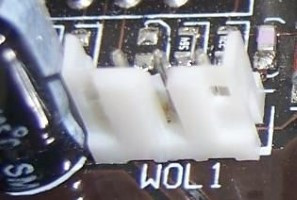 Conector de tipo WOL, que sirve para iniciar el ordenador a través de una señal enviada por la red