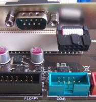 Cable con conector serie externo en un extremo e interno en el otro , listo para ser conectado a la placa base en su conector correspondiente.