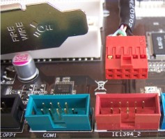 Cable con conector firewire externo en un extremo e interno en el otro, preparado para ser conectado a la placa base en su conector correspondiente.