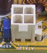 Conector  auxiliar para la alimentación eléctrica de la placa base de 4 pines. 