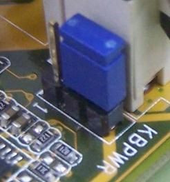 Vista del jumper KBDPWR sobre la placa base