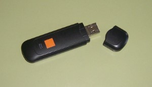Pequeño modem adsl similar en apariencia que un lapiz de memoria USB.