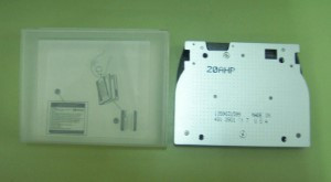 Un modelo de cinta magnética junto a su caja de protección.