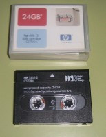 Modelo de cinta magnética junto a su caja de protección.