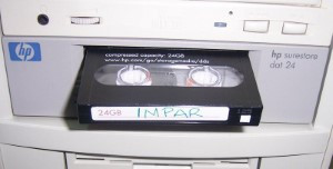 Cinta magnética a medio introducir en su unidad lectora.