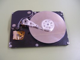 Interior de un disco duro en el que se aprecian sus platos y los brazos que llevan los cabezales de lectura escritura.