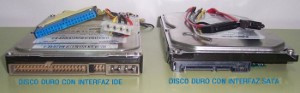Hay dos discos duros con sus cables de conexión correspondientes. El de la izquierda es de tipo IDE y el de la derecha de tipo sata.