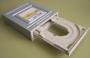 Unidad de cdrom con la bandeja de discos abierta.