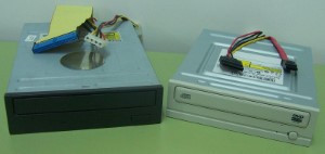 Hay dos lectoras de DVD con sus cables de conexión correspondientes. El de la izquierda es de tipo IDE y el de la derecha de tipo SATA