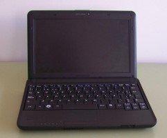 Ordenador portátil con la pantalla abierta.