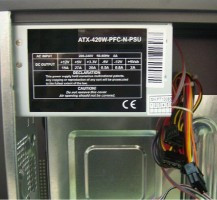 Muestra el emplazamiento de la fuente de alimentación dentro de la caja del ordenador.