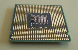 Pueden verse las patillas de un procesador que le sirven de contactos.  