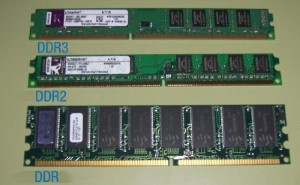 res módulos distintos de memoria RAM para mostrar sus diferencias de forma.